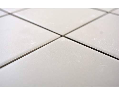 Nahaufnahme von verlegten, quadratischen Fliesen