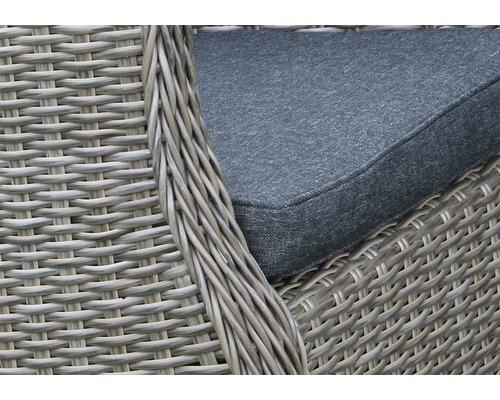 Detailansicht eines Rattan Gartenstuhls mit Sitzkissen.