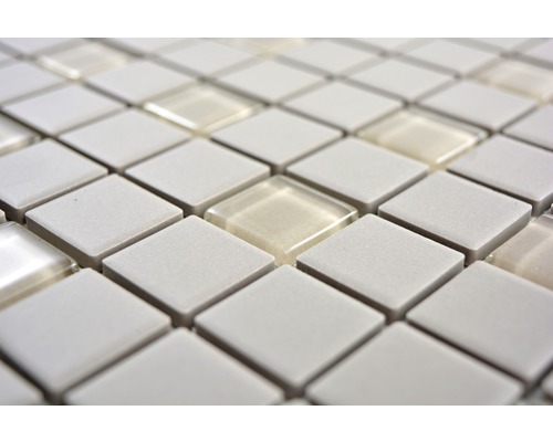 Gros plan de carreaux de mosaïque de forme carrée, composés de céramique et de verre