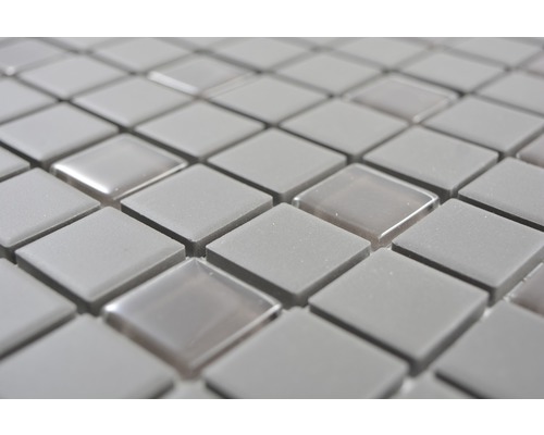 Gros plan de petites mosaïques carrées.