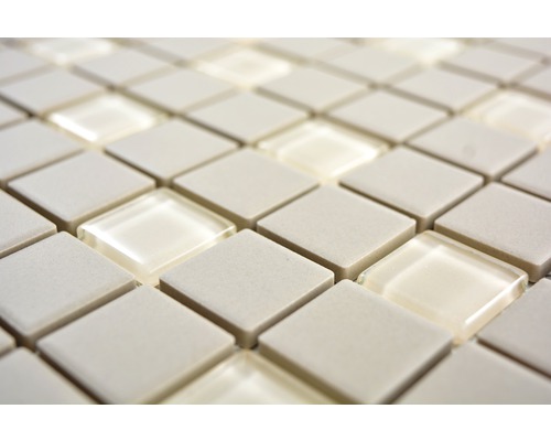 Gros plan de carreaux de mosaïque clairs en céramique et en verre