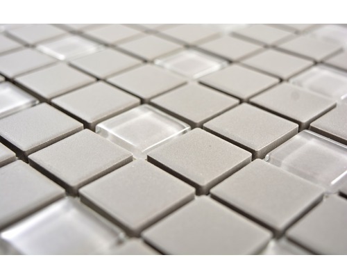 Gros plan de carreaux de mosaïque avec des pierres carrées grises et des éléments en verre transparent