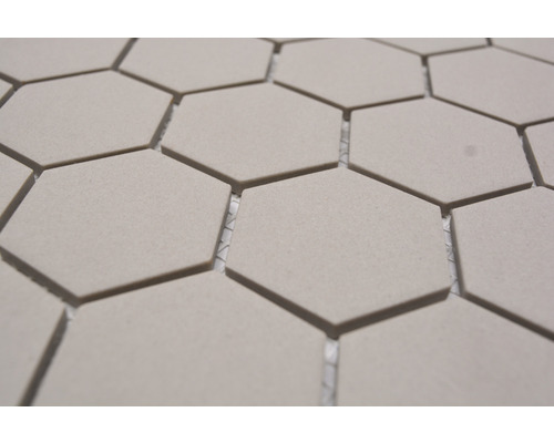 Gros plan de carreaux de sol hexagonaux.