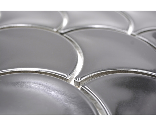 Gros plan de carreaux de mosaïque en céramique en forme d''éventail