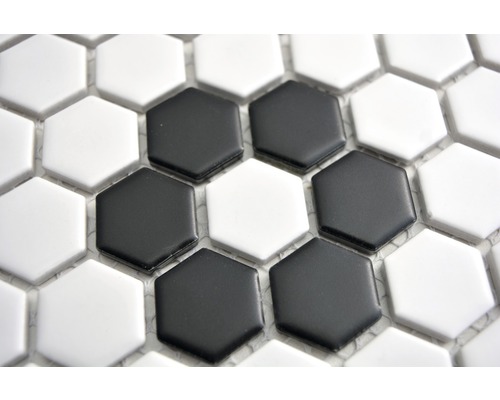 Detailaufnahme von sechseckigen Mosaikfliesen in Schwarz und Weiss