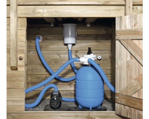 Système de filtration à sable avec pompe et accessoires dans une cabane en bois
