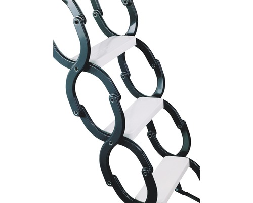 Detailansicht einer Scherentreppe mit weissen Stufen