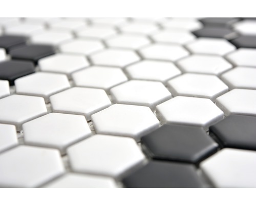 Mosaikfliesen in Hexagonform, schwarz und weiss