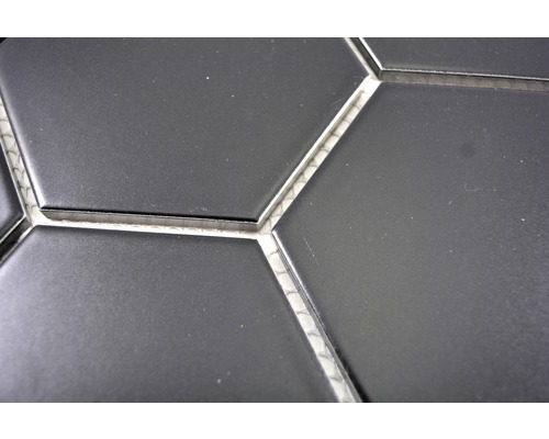 Gros plan de carreaux hexagonaux noirs avec joints