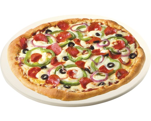 Pizza avec salami, poivrons, oignons et olives sur pierre à pizza