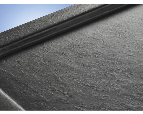 Nahaufnahme einer Duschwanne aus Schiefer