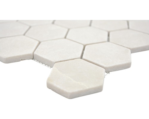 Sechseckige Mosaikfliese aus Stein auf Netz