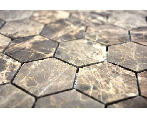 Gros plan de carreaux de mosaïque en pierre naturelle hexagonaux