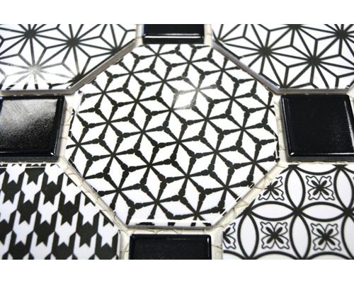 Carreaux de mosaïque avec motifs géométriques en noir et blanc
