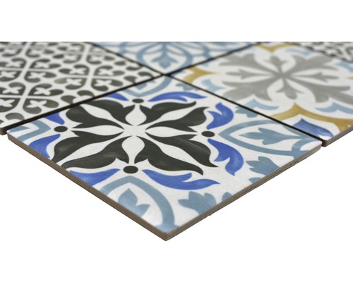 Carreaux décoratifs avec différents motifs.