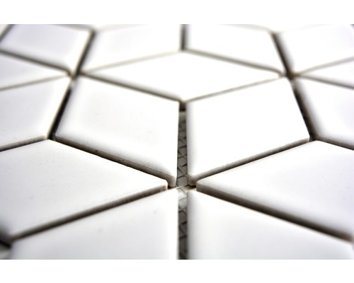 Gros plan de carreaux de mosaïque blancs en forme de losange