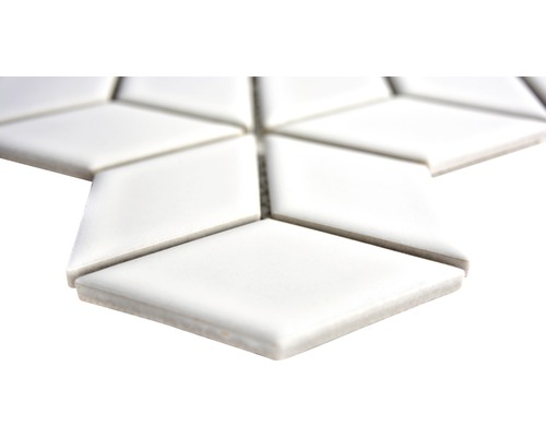 Gros plan sur des carreaux de mosaïque blancs en forme de losange