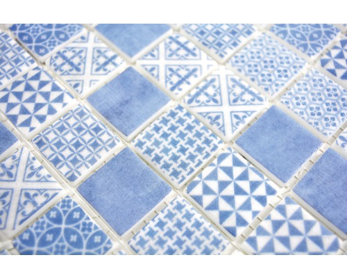 Gros plan sur des carreaux de mosaïque à motifs