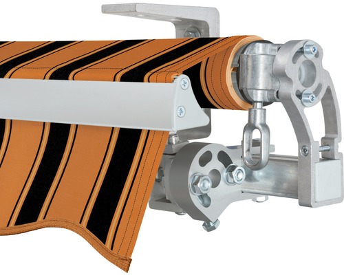 Vue détaillée d''un store banne avec un tissu rayé et des composants métalliques argentés