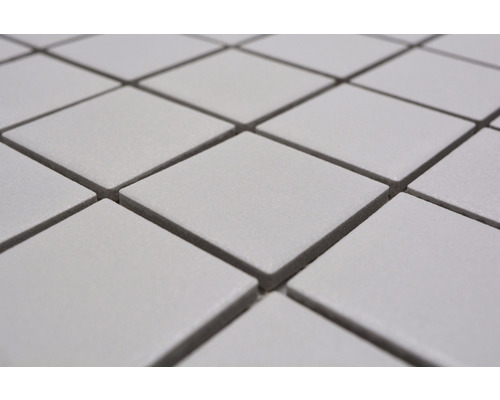 Nahaufnahme von quadratischen, hellen Keramikmosaikfliesen