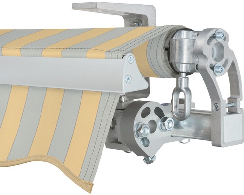 Vue détaillée d''un store banne avec un tissu rayé et des composants en aluminium argentés