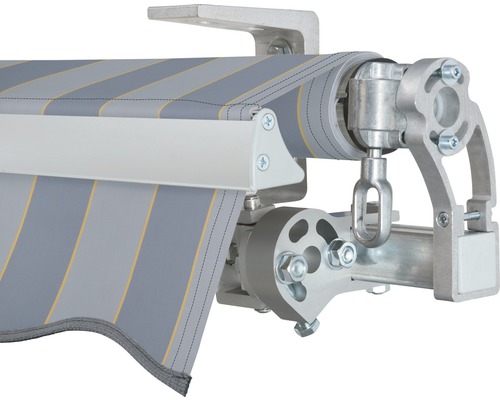 Vue détaillée d''un store banne à bras articulés avec un tissu rayé et un cadre argenté.