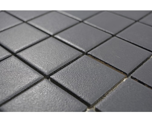 Nahaufnahme von kleinen, quadratischen Fliesen