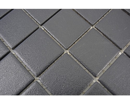 Nahaufnahme von schwarzen Mosaikfliesen