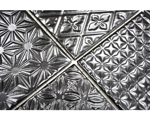 Quatre carreaux ornés de motifs différents.