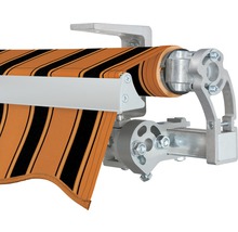 Vue détaillée d''un store banne avec toile rayée et structure argentée