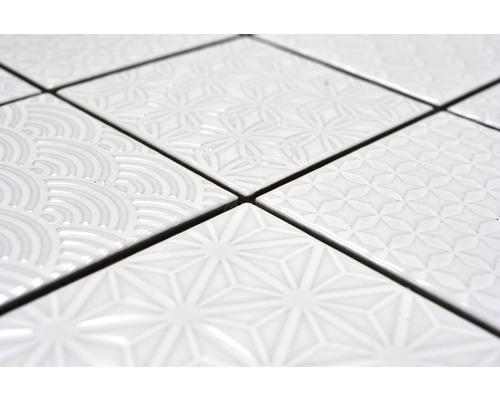 Gros plan de carreaux blancs avec différents motifs