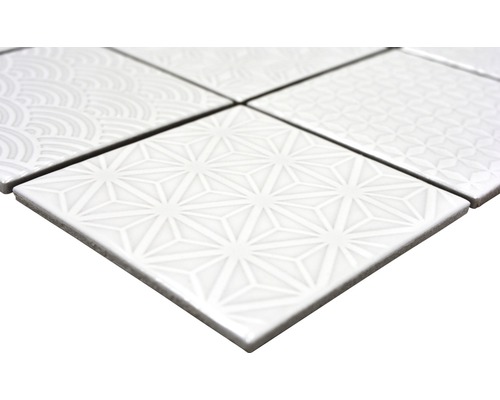 Carreaux blancs avec différents motifs géométriques