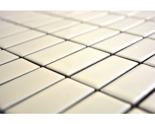 Gros plan de carreaux rectangulaires brillants disposés selon un motif répétitif