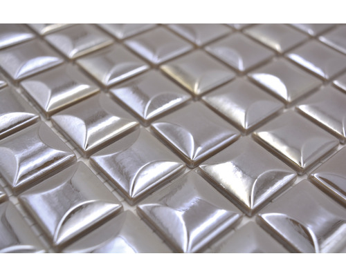 Nahaufnahme von quadratischen Mosaikfliesen