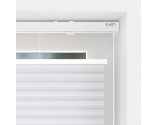 Detailansicht einer weissen Plisseejalousie am Fenster