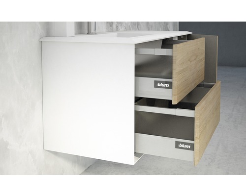 Meuble sous-lavabo avec deux tiroirs ouverts et logo Blum