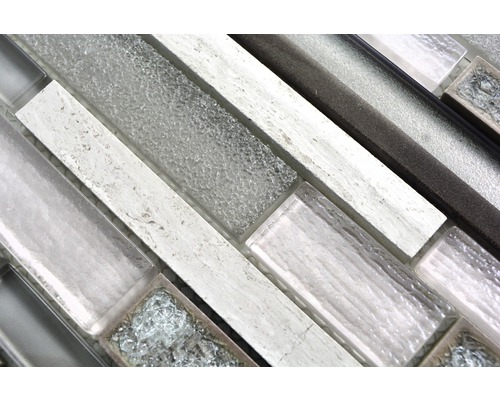 Nahaufnahme von Mosaikfliesen mit Glas- und Steinelementen