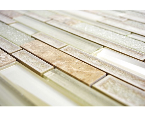 Mosaikfliesen aus Glas und Marmor im Detail