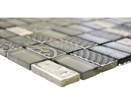 Mosaïque avec pierres rectangulaires en verre et pierre naturelle