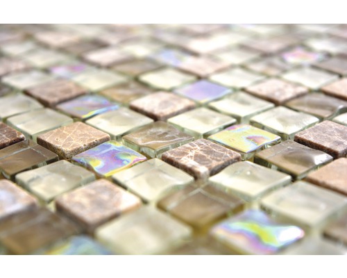 Nahaufnahme von Mosaikfliesen mit Marmor- und Glaseffekt