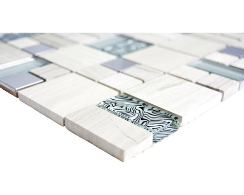 Mosaïque avec éléments en verre et en pierre