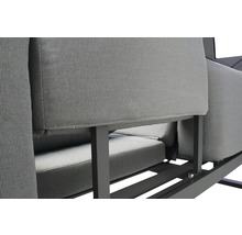 Detailansicht eines grauen Lounge-Gartenmöbelsets mit Polsterung