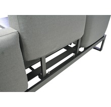 Detailaufnahme eines grauen Gartensofas mit Metallrahmen