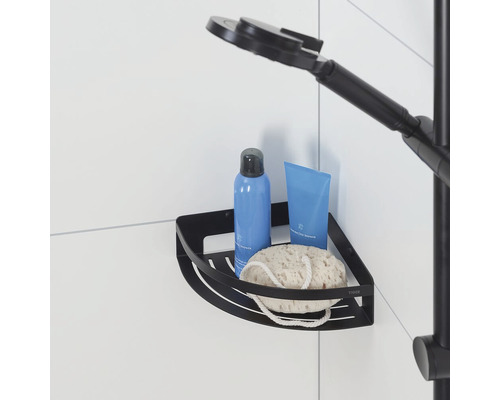 Eckregal zur Aufbewahrung von Duschutensilien im Badezimmer.