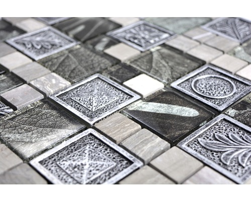 Mosaïque avec éléments en verre et en pierre