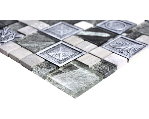 Mosaïque avec éléments en verre, pierre naturelle et métal