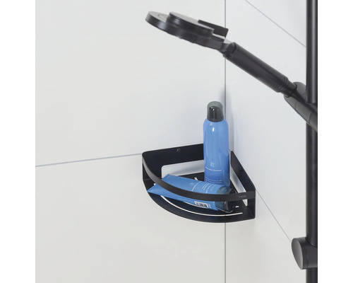 Étagère d''angle avec produits de soins dans une douche