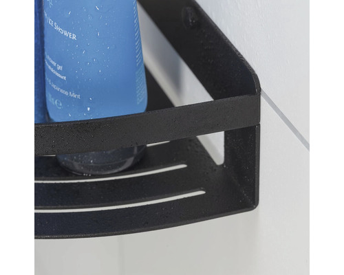 Étagère d''angle avec gel douche au mur