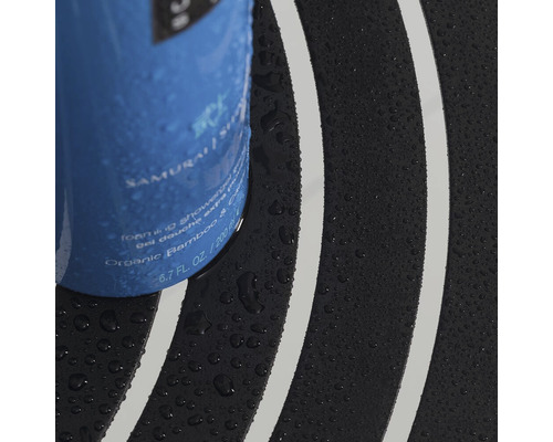 Gros plan d''un flacon de gel douche sur un tapis de douche