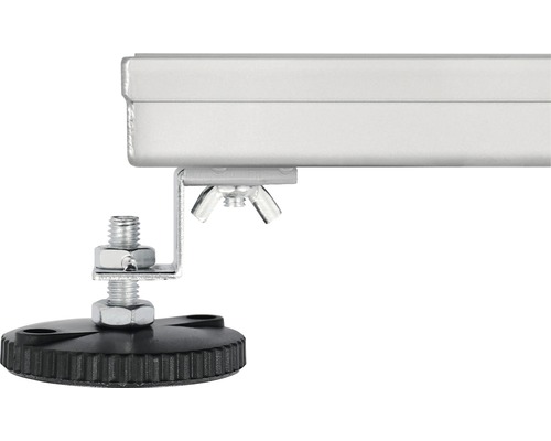 Gros plan d''un pied de meuble réglable avec vis